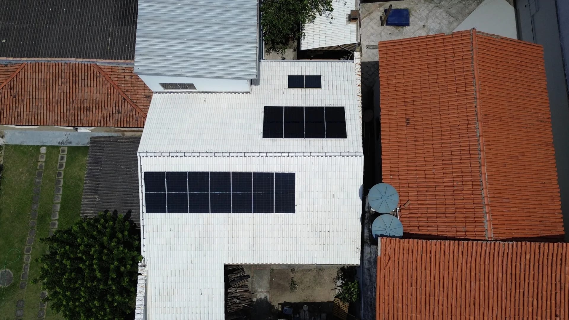 Painéis solares em telhado residencial — obra 08, foto 1